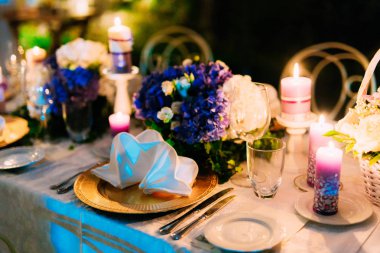 Bir düğün Ziyafet Tablo ayarı. Dekorasyon çiçekler