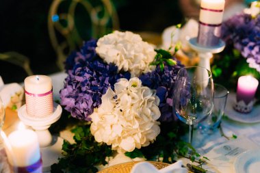 Rustik tarzı düğün masada çiçek kompozisyonlar. Düğün süslemeleri kendi elleriyle.