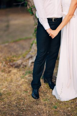 Kadın ve erkek ayakları üzerinde çim