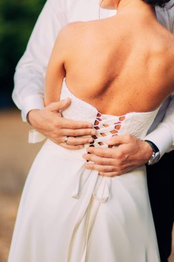 Yeni evliler birbirlerine Karadağ'sarılmak