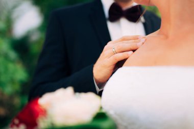 Yeni evliler birbirlerine Karadağ'sarılmak