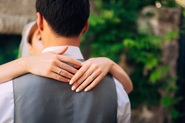 Gelin ve damat gün açık havada yürüyüş düğününde Doğa bahar