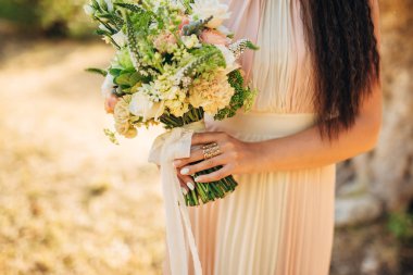 Gelinin elinde düğün buketi