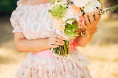 Gelinin elinde düğün buketi