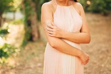 Eller açık yakın çekim.