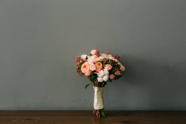 Masadaki düğün buketi.