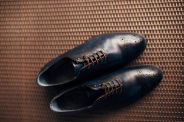 Yerdeki erkek siyah ayakkabı