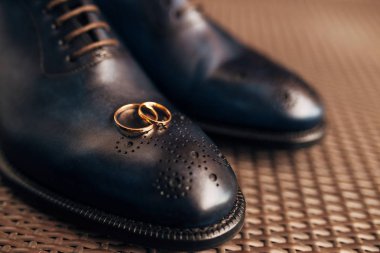 Yerdeki erkek siyah ayakkabı