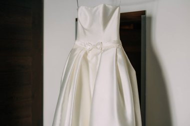 Gelinler bir askı odasında elbise