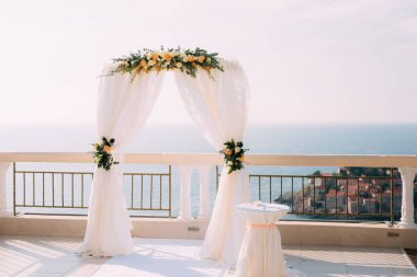 Arch deniz düğün töreni için