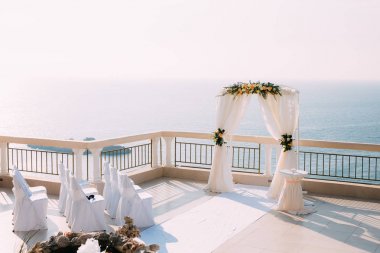 Arch deniz düğün töreni için