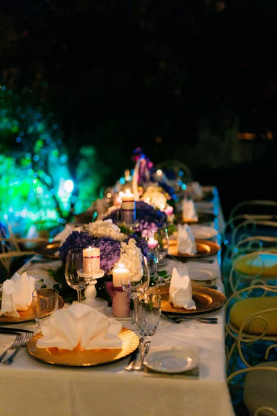 Blumenkompositionen auf dem Hochzeitstisch im rustikalen Stil. Hochzeitsdekorationen mit ihren eigenen Händen. — Stockfoto