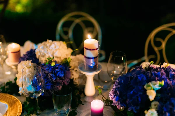 Ljusen på tabellen bröllop vid en bankett — Stockfoto