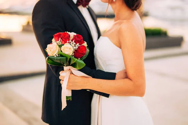 Ślubny bukiet w rękach panny młodej — Zdjęcie stockowe
