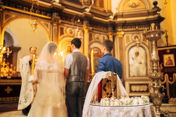 Het interieur van de kerk. Pictogrammen, kroonluchter, kaarsen in een kleine kerk — Stockfoto