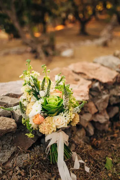 Buquê de casamento em um fundo de pedra — Fotografia de Stock