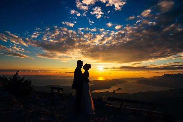 Silhouettes au coucher du soleil sur le mont Lovcen — Photo