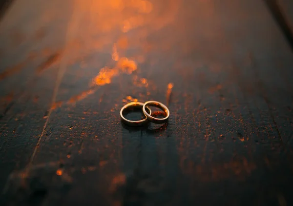 Anéis de casamento em um fundo texturizado — Fotografia de Stock