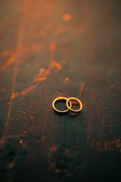 Anillos de boda sobre un fondo texturizado — Foto de Stock