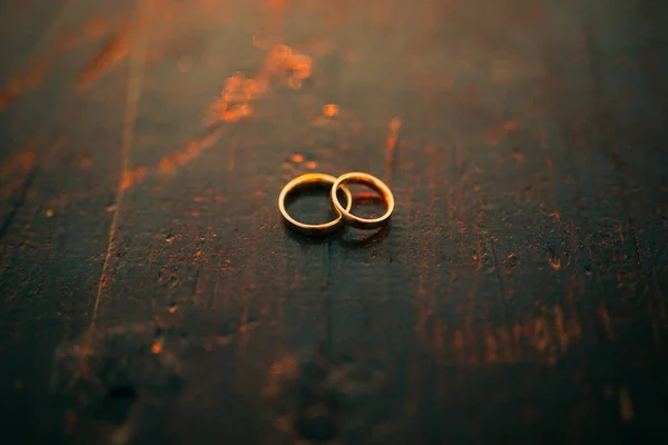 Anillos de boda sobre un fondo texturizado — Foto de Stock