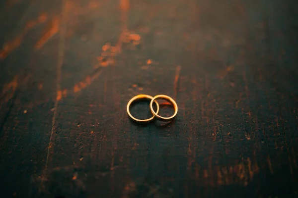 Anillos de boda sobre un fondo texturizado — Foto de Stock