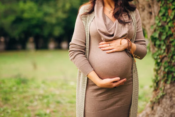 hamile kadın holding göbek elle