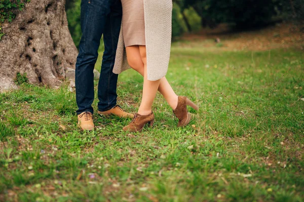 Mannelijke en vrouwelijke voeten op gras — Stockfoto