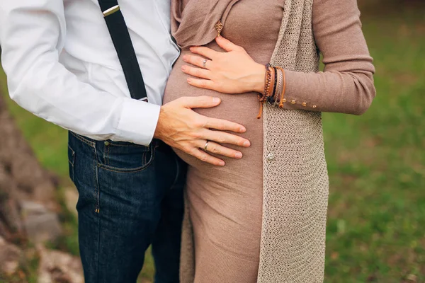 Hamile kadın holding göbek elle — Stok fotoğraf