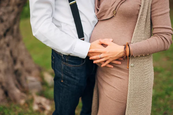 Zwangere vrouw bedrijf buik met handen — Stockfoto