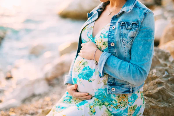 Pregnant woman holding belly with hands — Stock Photo, Image