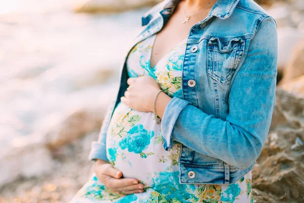 Donna incinta che tiene la pancia con le mani — Foto Stock