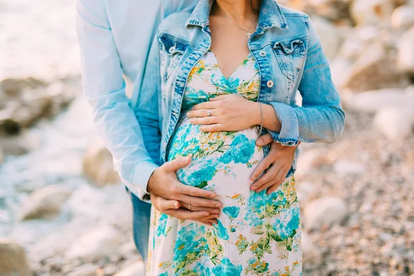 Donna incinta che tiene la pancia con le mani — Foto Stock