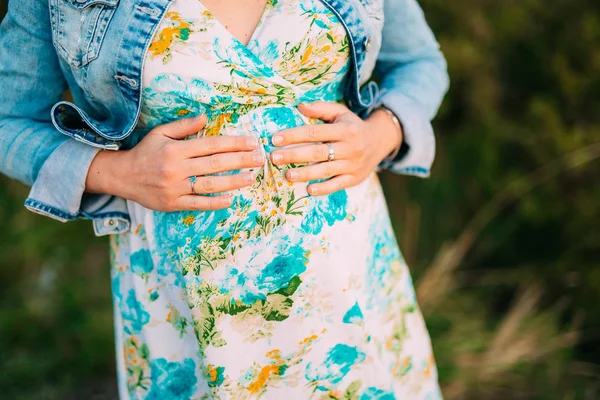 Těhotná žena hospodářství břicho rukama — Stock fotografie