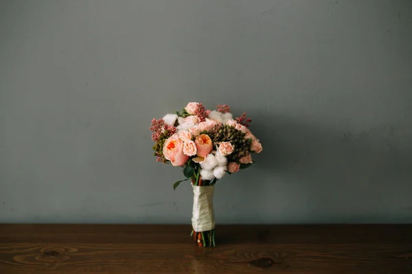 Bouquet de mariage sur une table — Photo