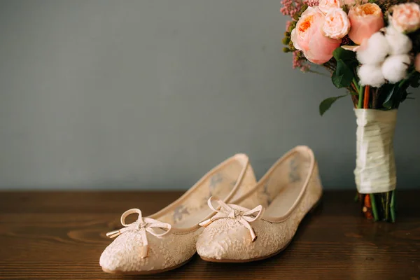 Крем взуття нареченої на зеленому на дерев'яному столі — стокове фото