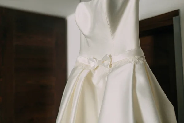 Šaty nevěsty na ramínko v místnosti — Stock fotografie