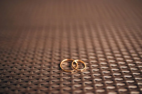 Anillos de boda sobre un fondo texturizado — Foto de Stock