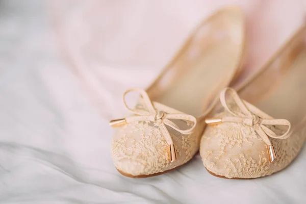Zapatos de novia crema en verde sobre un fondo blanco —  Fotos de Stock