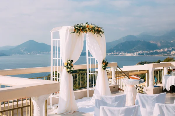 Arco de cerimônia de casamento no mar — Fotografia de Stock