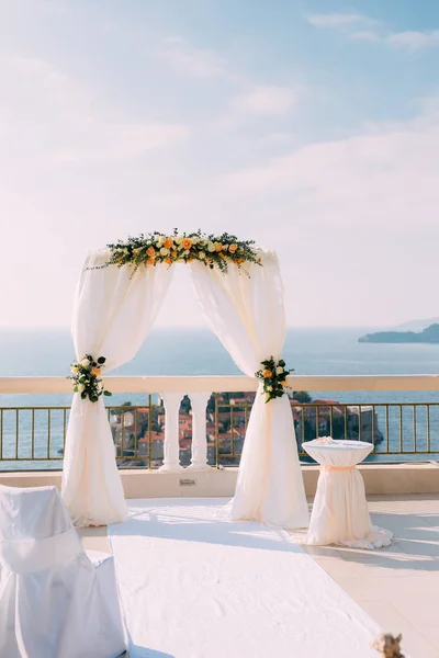 Arco per cerimonia nuziale in mare — Foto Stock