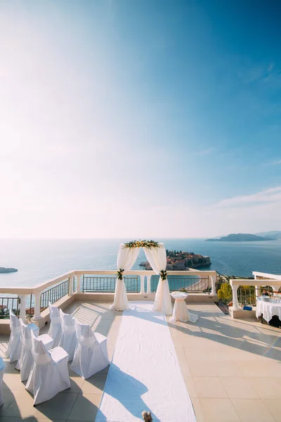 Bågen för bröllopsceremoni på havet — Stockfoto