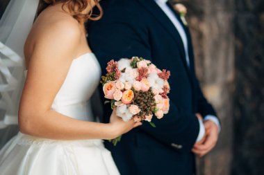 Gelinin elinde düğün buketi