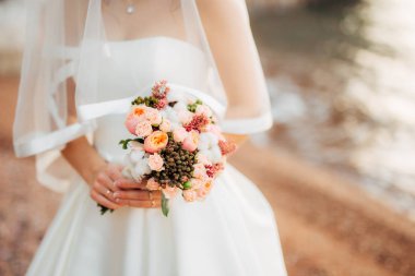 Gelinin elinde düğün buketi