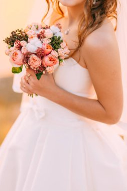 Gelinin elinde düğün buketi