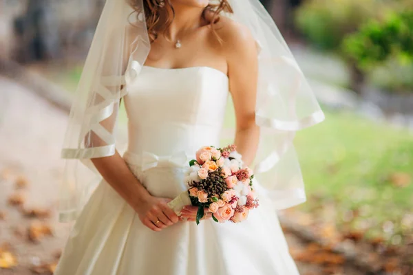 Bruiloft boeket in handen van de bruid — Stockfoto