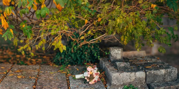 Свадебный букет на каменном фоне — стоковое фото