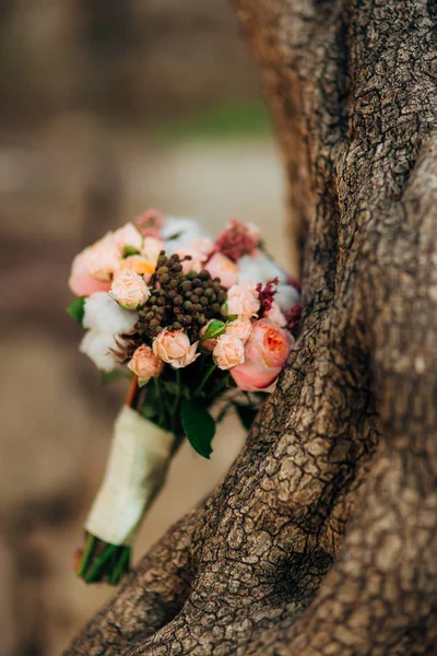 Bouquet da sposa su uno sfondo di pietra — Foto Stock