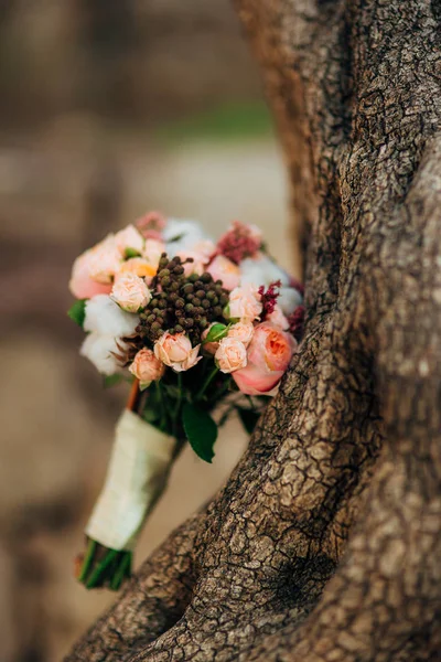 Buquê de casamento em um fundo de pedra — Fotografia de Stock