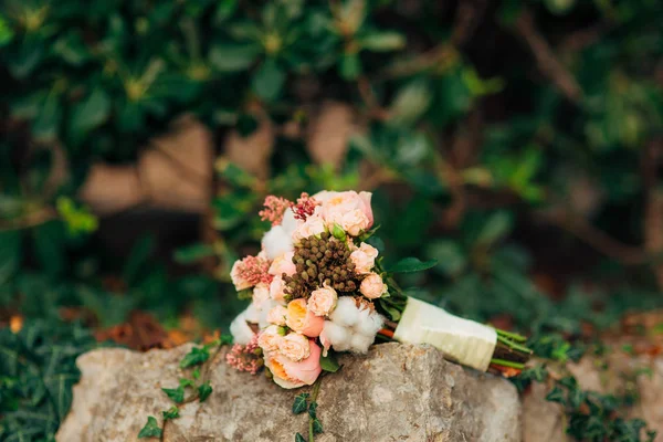 Buquê de casamento em um fundo de pedra — Fotografia de Stock