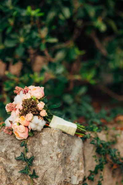 Buquê de casamento em um fundo de pedra — Fotografia de Stock